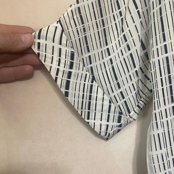 VINCE size 6 Interlace Print Silk Tunic Top Cuffed sleeve 100% silk EUC - Picture 7 of 11